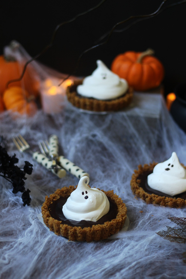Meringue Ghost Tartlets with Pumpkin Graham Cracker Crust + Happy Halloween! (+ video)